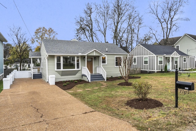 view of front of house featuring a front lawn