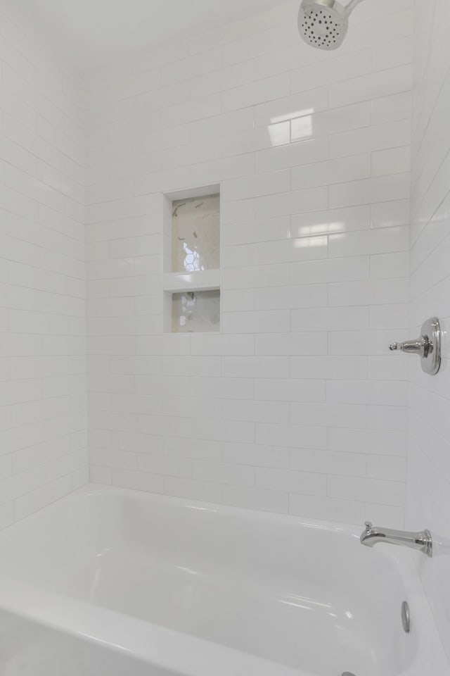 bathroom with tiled shower / bath combo