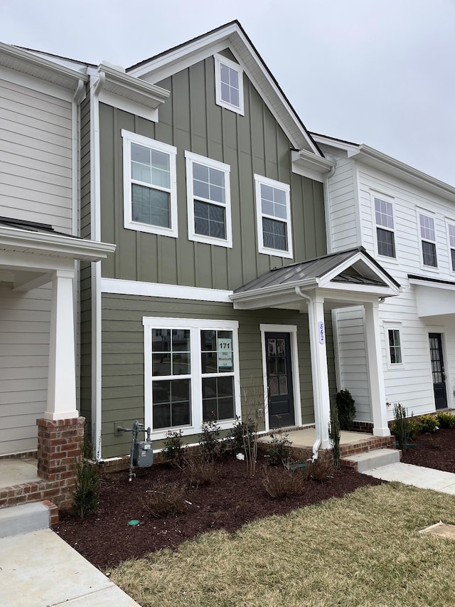 view of front of home with a front lawn