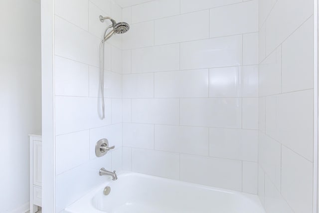 bathroom featuring tiled shower / bath combo