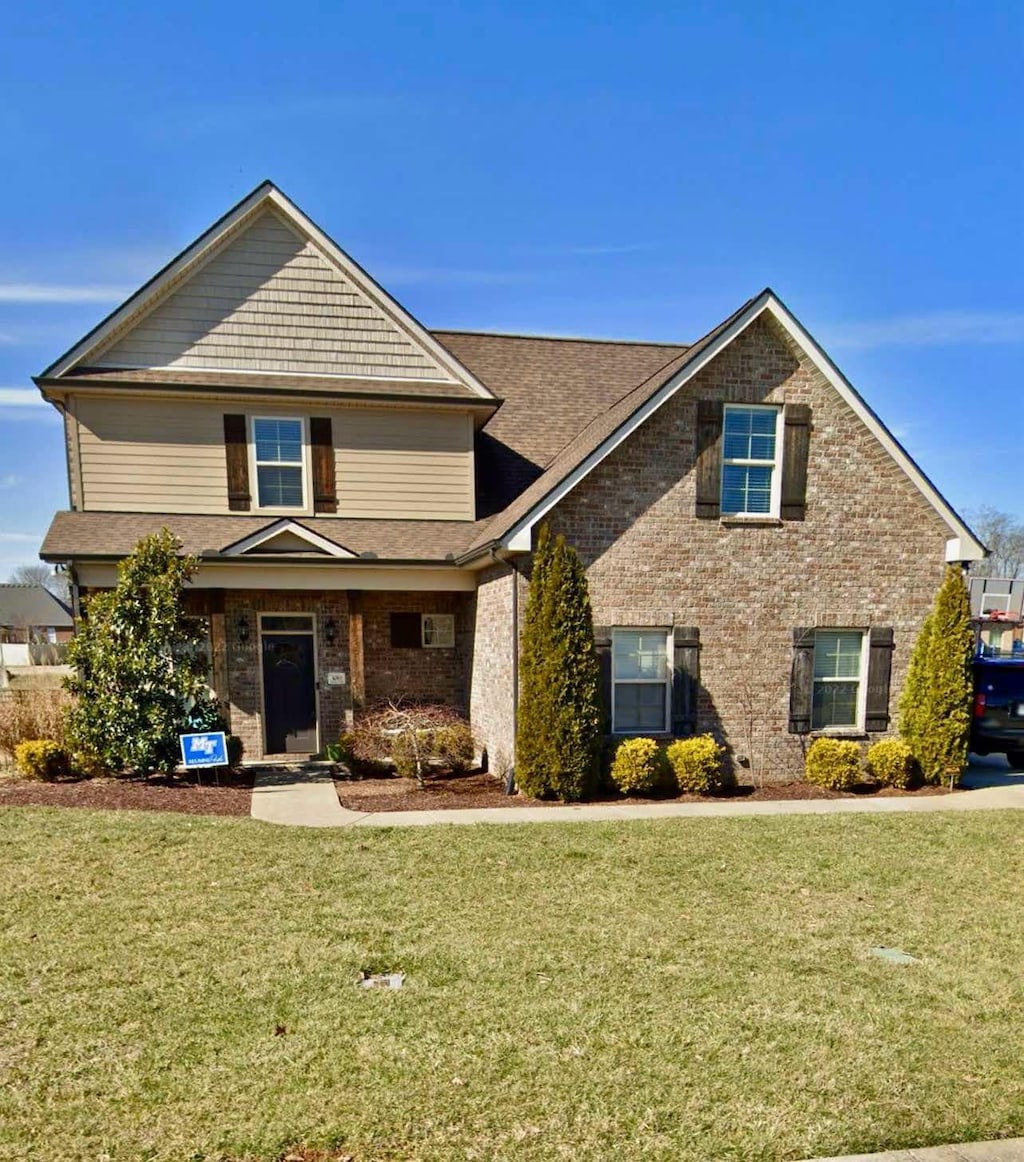 view of front facade featuring a front lawn