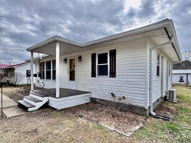 manufactured / mobile home featuring a porch