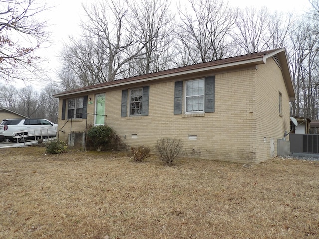 view of front facade with a front yard