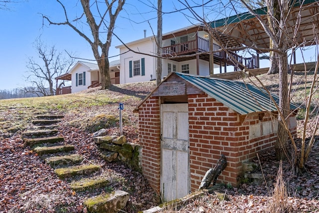 view of side of property with a balcony and a storage unit