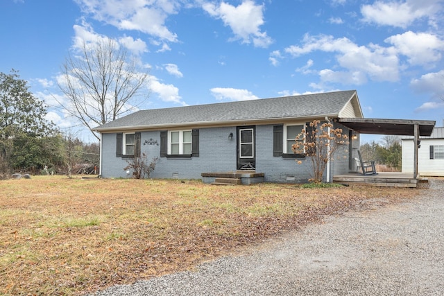 ranch-style house featuring a front yard