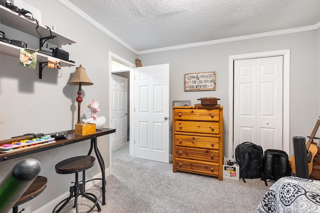 bedroom featuring light carpet, crown molding, a closet, and a textured ceiling