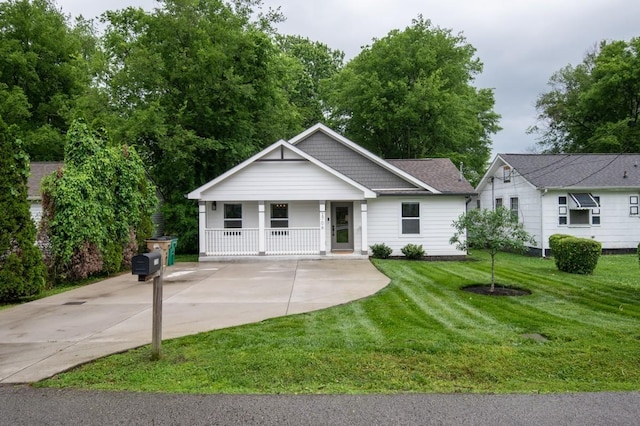 view of front of property featuring a porch and a front lawn