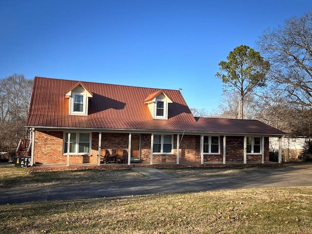 view of front of home featuring a front yard and covered porch