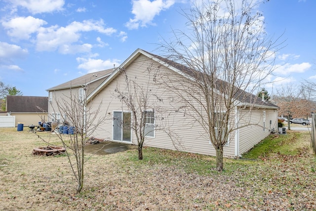 back of house featuring a yard