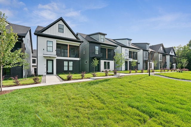 townhome / multi-family property featuring a front lawn