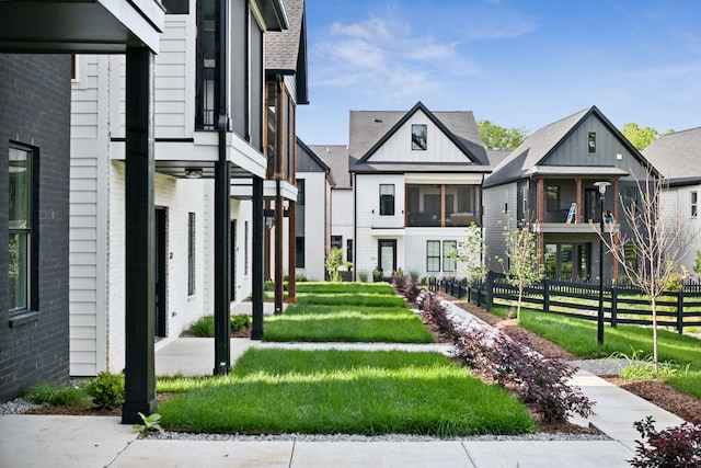 view of front of property featuring a front lawn