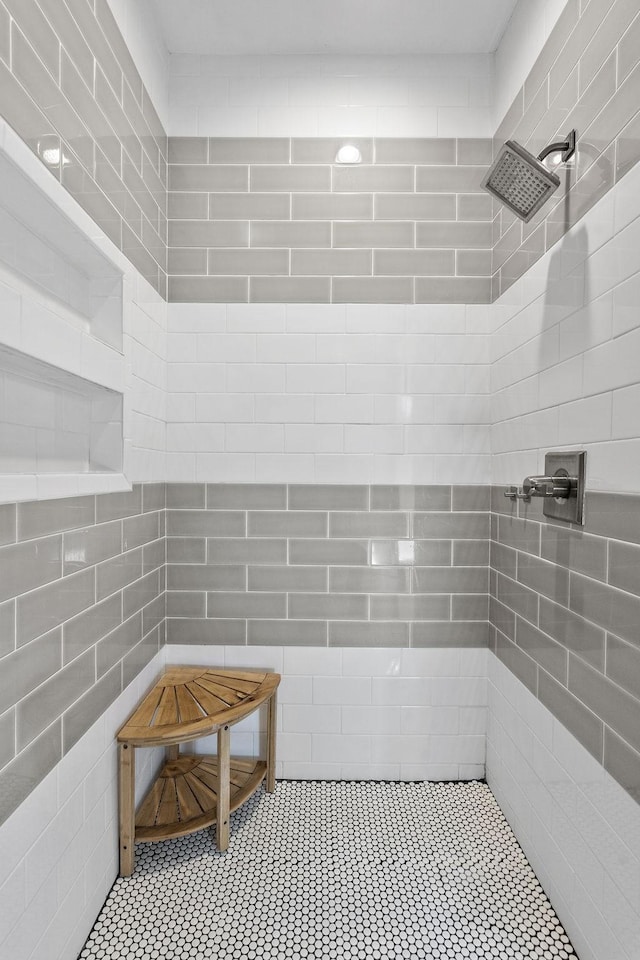 bathroom featuring tiled shower