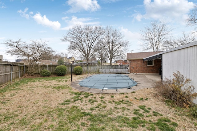 view of yard featuring a covered pool and a patio area