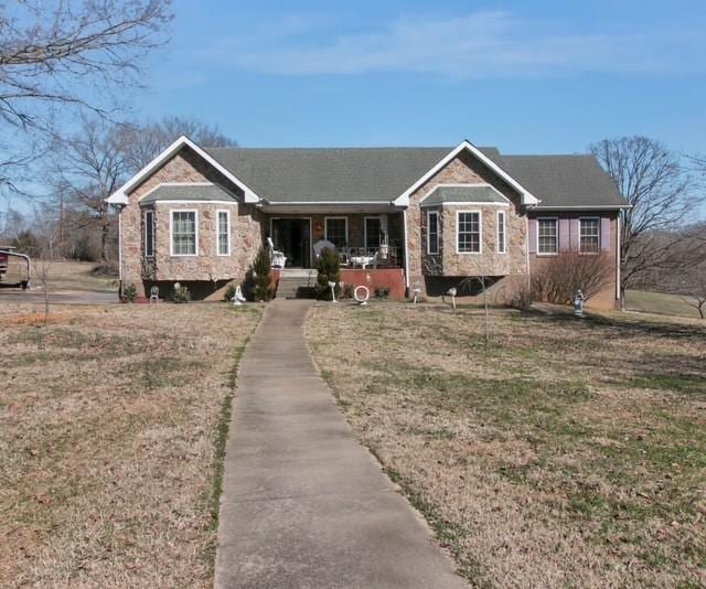 ranch-style house featuring a front yard