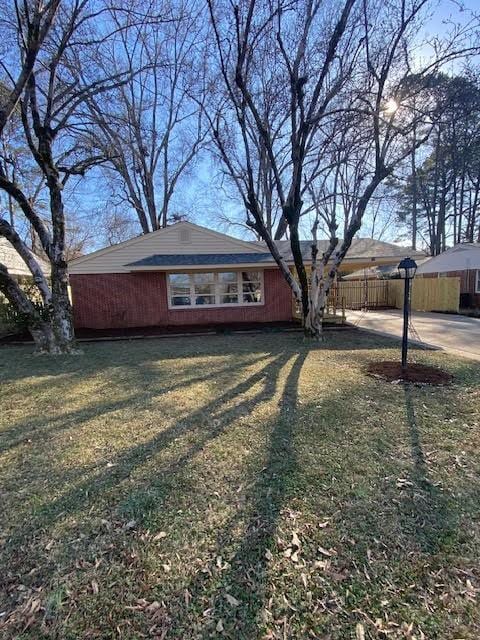 single story home with a front yard