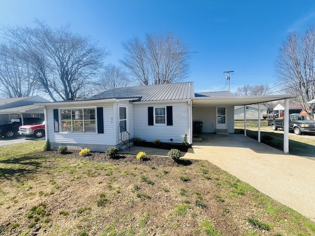 view of front of home featuring a front yard