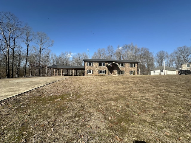 view of front of house featuring a carport and a front lawn