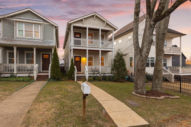 view of front of house featuring a porch and a lawn