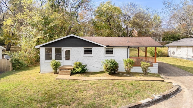 single story home featuring a front yard