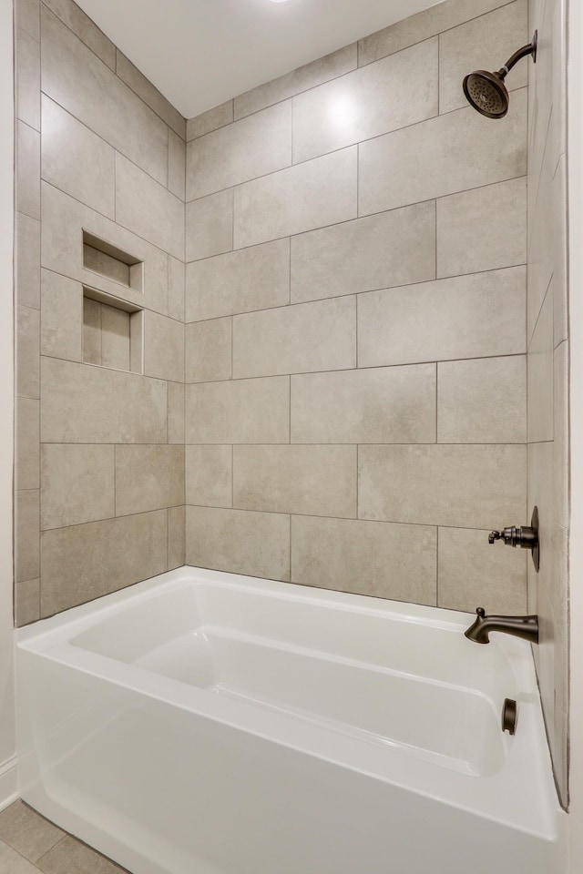 bathroom with tiled shower / bath