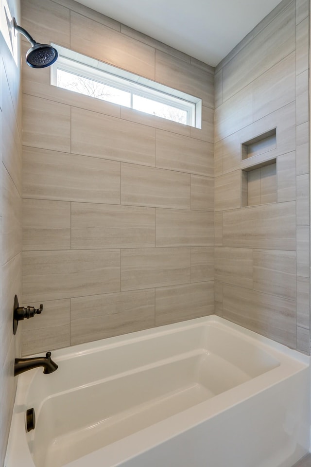 bathroom featuring tiled shower / bath