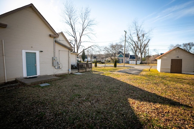 view of yard with a storage shed