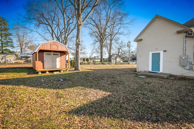 view of yard featuring a storage shed