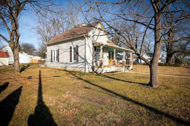 view of front of property featuring a front yard and covered porch