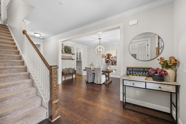 foyer featuring crown molding, dark wood-type flooring, and an inviting chandelier