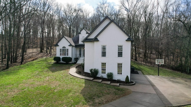 view of front facade featuring a front lawn