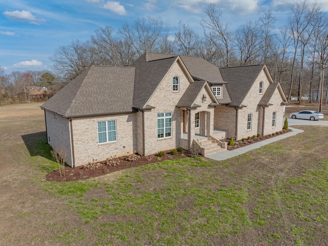 view of front of property featuring a front lawn