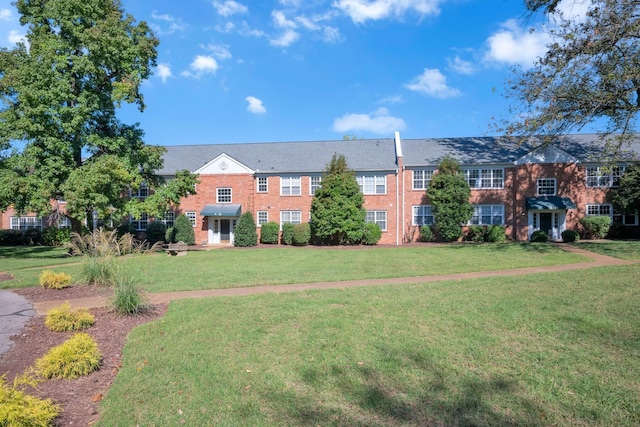 view of front facade with a front lawn