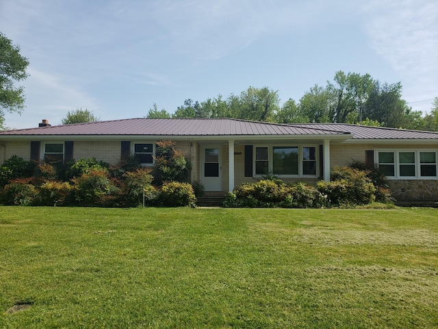 single story home featuring a front yard