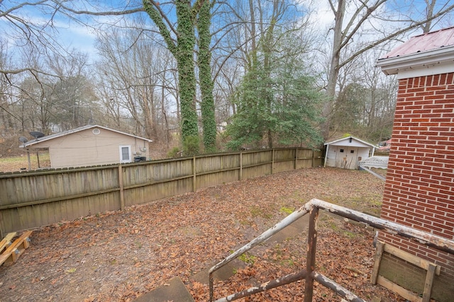 view of yard featuring an outbuilding