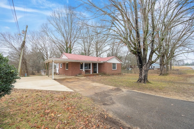 view of front of house featuring a carport and a front lawn