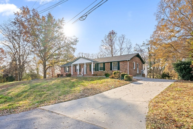 single story home featuring a front lawn