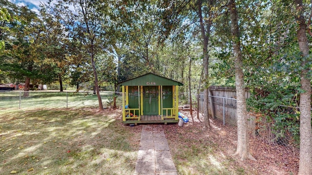 view of yard with a shed