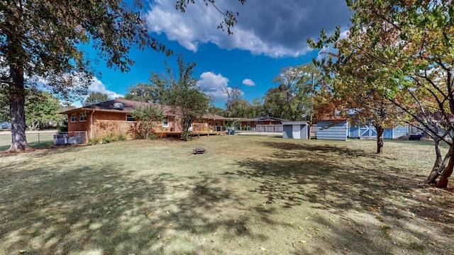 view of yard featuring a storage shed