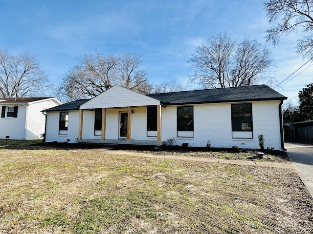 view of front of property featuring a front yard and covered porch