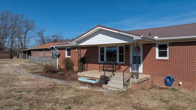 view of front of house featuring a garage and a front yard