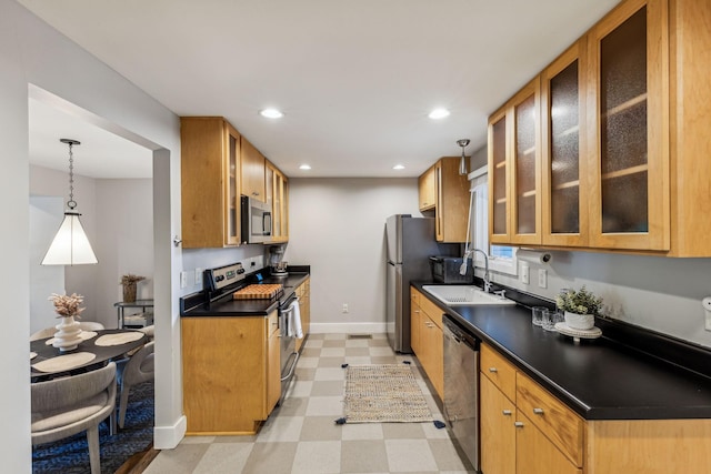 kitchen with stainless steel appliances, decorative light fixtures, and sink