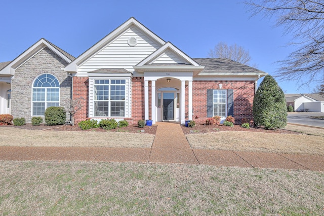 view of front of house featuring a front lawn