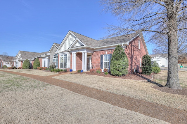 view of front of property featuring a front lawn