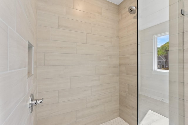 bathroom featuring a tile shower