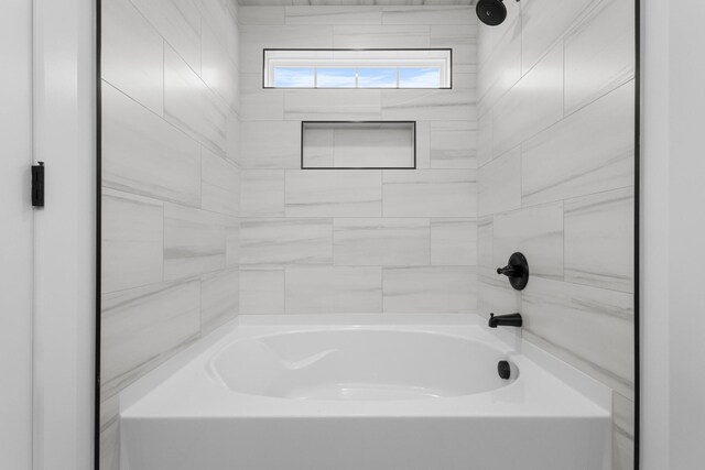 bathroom with tiled shower / bath combo