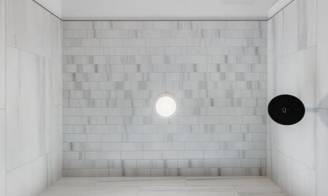 bathroom featuring a tile shower