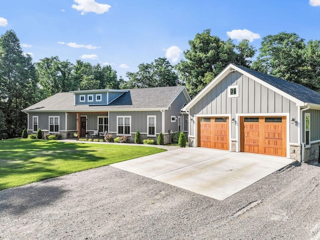 view of front of house featuring a garage, a front lawn, and a porch