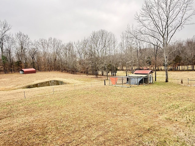 view of yard with an outdoor structure