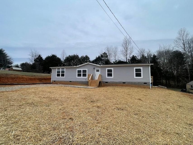 manufactured / mobile home featuring a front lawn