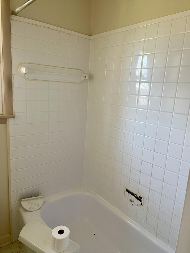 bathroom featuring tiled shower / bath